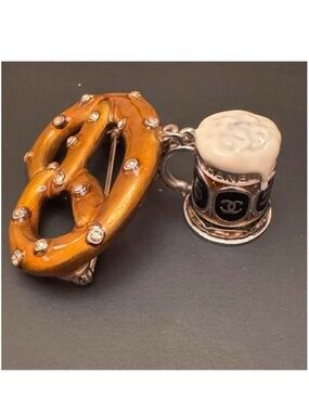 🍺ChaneI Beer 🥨 Pretzel Stein Enamel Rhinestone Brooch